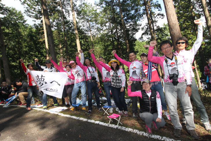 桜色のエキップ・アサダ後援会の皆さん。新城幸也に加え、アシストを担った面手利輝に注目!