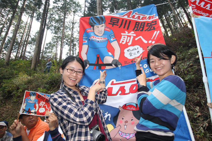 愛三コーナーからは早川朋宏のバナーをピックアップ。目の前に立つのは早川のお姉さん（お二人ともです）