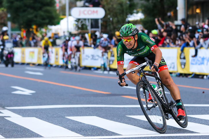 先頭を独走する新城幸也（ユーロップカー）