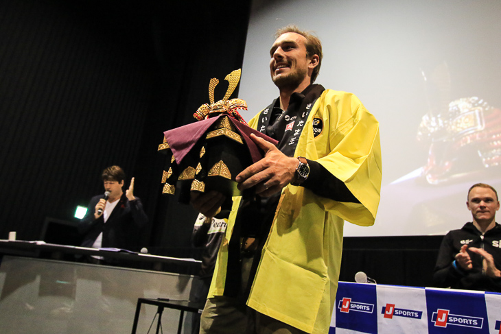 さいたま王に輝き、はっぴジョーヌと兜を手にしたデゲンコルブ。明日の勝利はもらった!