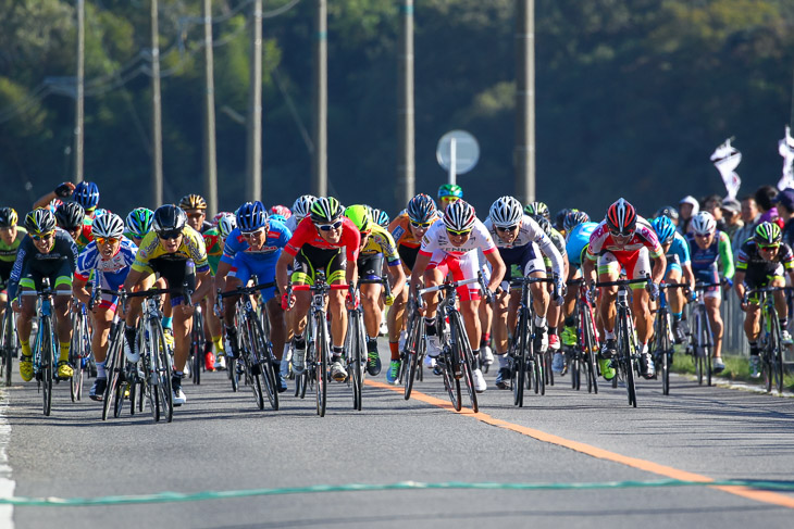 ラスト30m、畑中勇介(チーム右京)が先頭へ