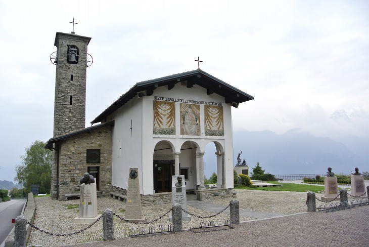 イタリアのロンバルディア州にある「ギッザロ教会」。エディ・メルクスの実車（デローザ製）などが展示されている