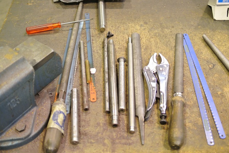 無造作に置かれた職人の道具。効率的に作られた治具と熟練した手作業により至高のフレームが生まれる