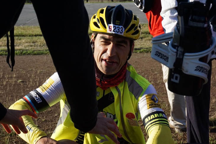 膝の痛みから折り返し手前でリタイヤするスペインのライダー