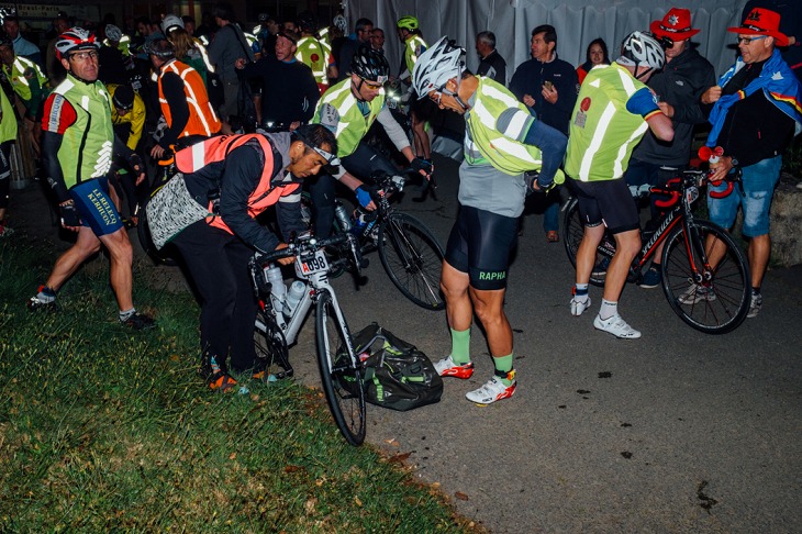  夜のCP。先頭集団全員が同じ反射ビブを羽織っている為、サポート側からの見分けが非常に困難な中、見つけ出し捕まえて急いで対応する