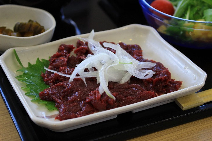 道の駅富士川では名産の馬刺し定食をはじめ地域のグルメが楽しめる