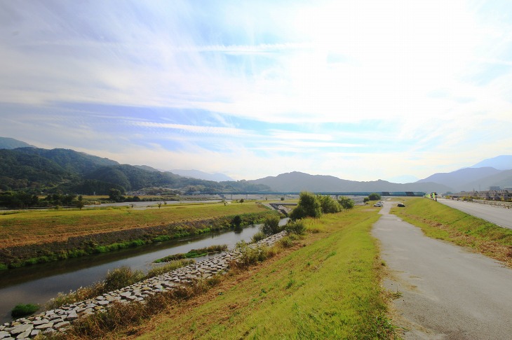 周りを山に囲まれた峡南地区。サイクリストにとっては楽園といえるロケーション。