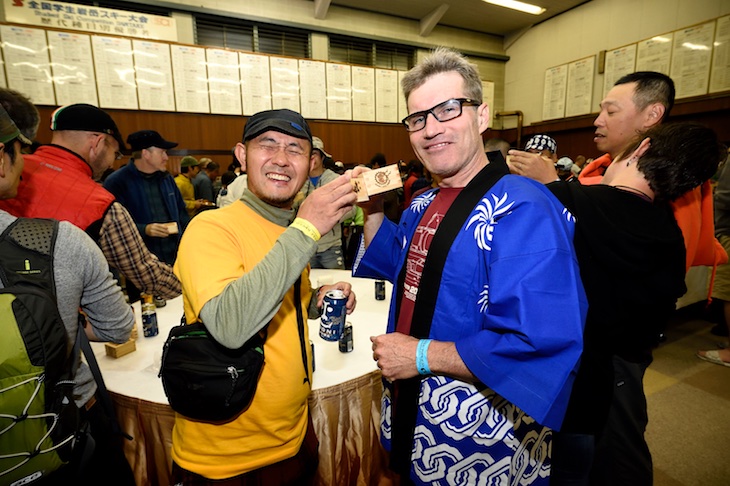 早速はっぴを着てハッピーなジョー・マレー(右)。ここだけの秘密だがパーティ最後はベロベロになり担ぎ出されていった。さすが伝説は違う。