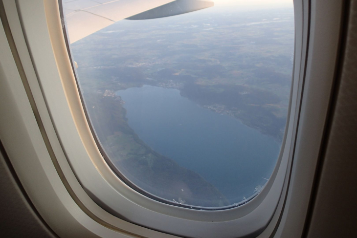 飛行機の中から見えたボーデン湖。実際には大きいのですが、見下ろすと小さい