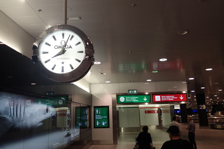 時計の国とあり、チューリッヒ空港の時計はオメガ製