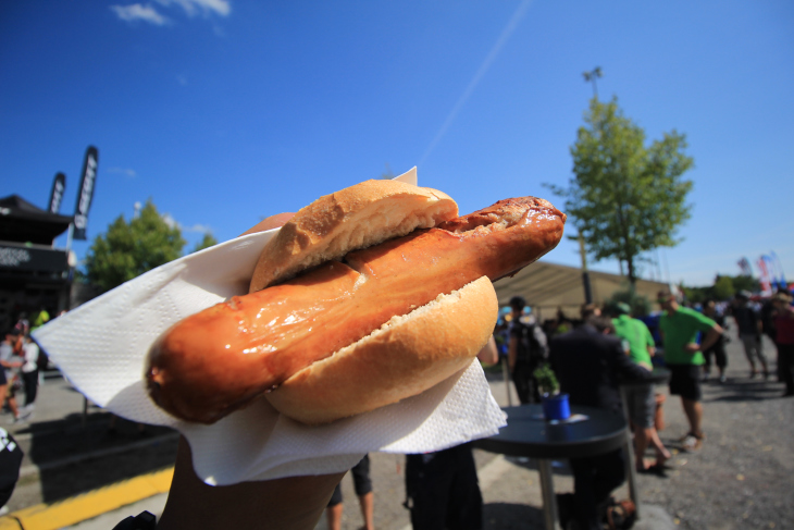 DEMO DAYで食べる太いソーセージ無しに、ユーロバイクは始まりません