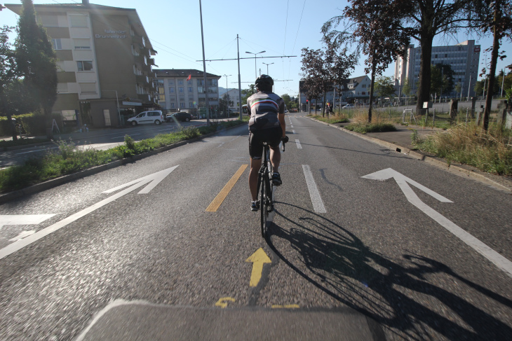 チューリッヒでは車線と車線の間に、自転車用の車線がある場所も