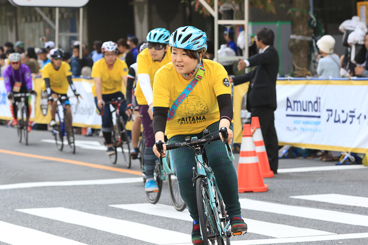 黄色いシャツを着て体験走行を楽しむ