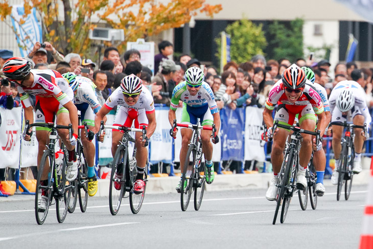 宇都宮ブリッツェンがワン・ツー 青柳憲輝(右)が優勝