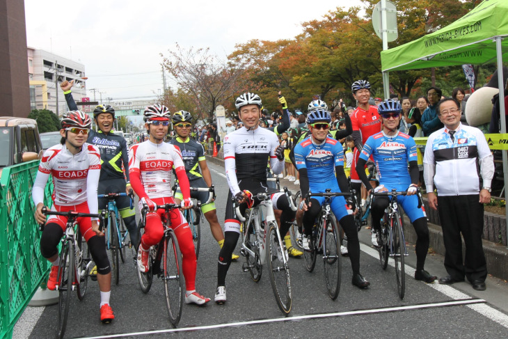 神奈川出身の別府史之(中央)、石上優大(前列左)、面手利輝(前列左より2番め)