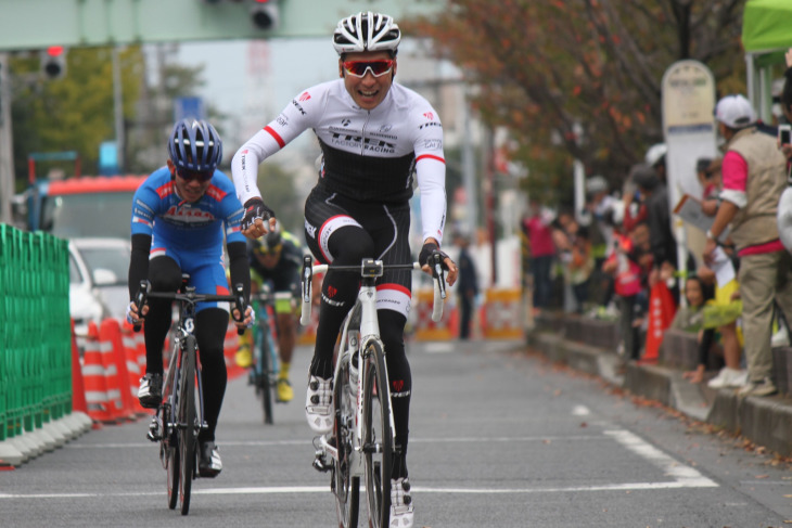 4年連続で優勝は別府史之（トレックファクトリーレーシング）