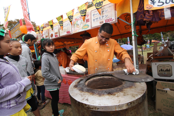 インド料理屋GARAは移動式？石窯を持込み本格的なナンとカレーを振る舞った