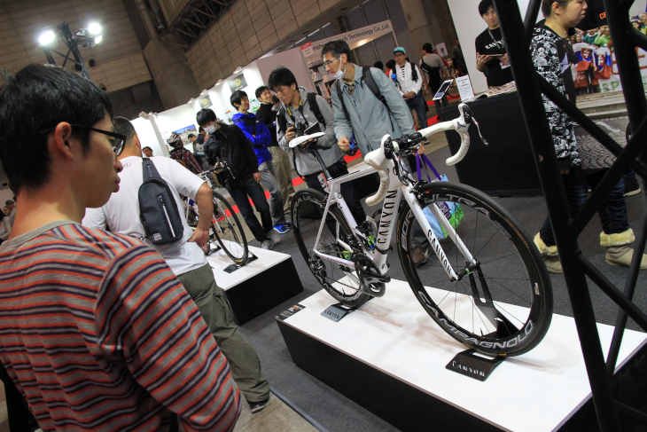 キャニオンブースでは、ナイロ・キンタナ(コロンビア、モビスター)の実車を展示
