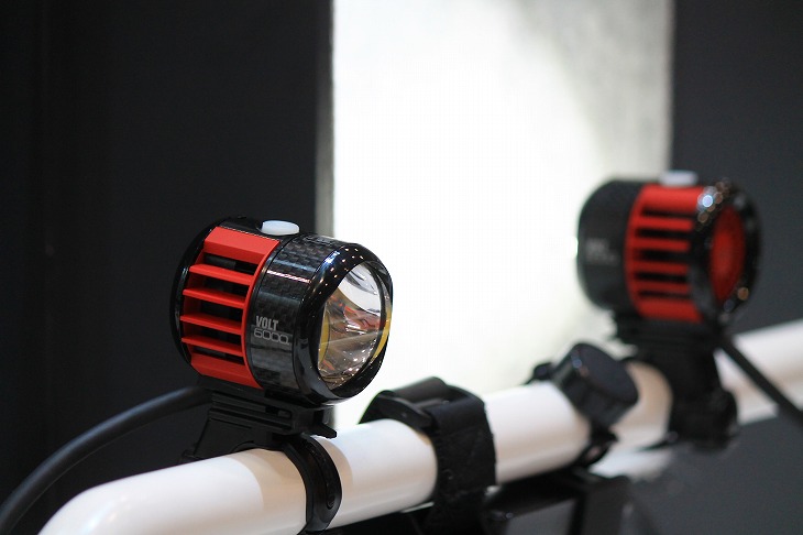 参考出品のVOLT6000はナイトトレイルライド用に開発された超強力ライト。赤い部分が空冷用のファンだ