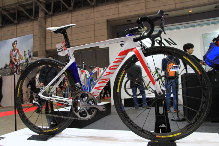 ホアキン・ロドリゲス(スペイン、カチューシャ)のキャニオン AEROAD CF SLXを展示中