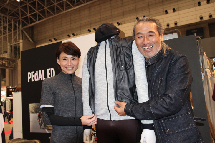 ペダレッドデザイナーである鈴木秀人さん(右)のおすすめは、優れた防風・防水性を実現したKAZE ACCESS VEST
