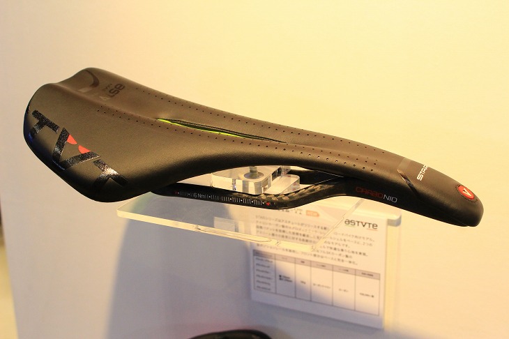 ラウンド型の座面形状を採用したアスチュートの新作STARLITE