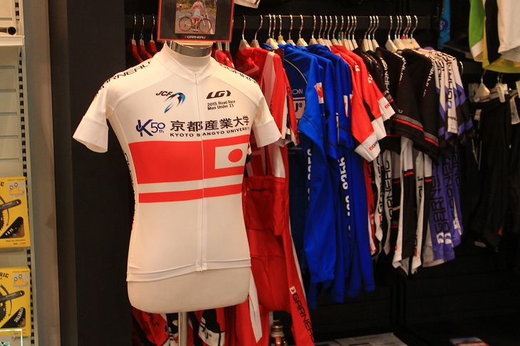 ガノーはTEAM CUSTOM ORDERの一つとしてオリジナルウェアを作ることができる。展示されているのはU23チャンピオン中井路雅(京都産業大学)のナショナルカラージャージだ