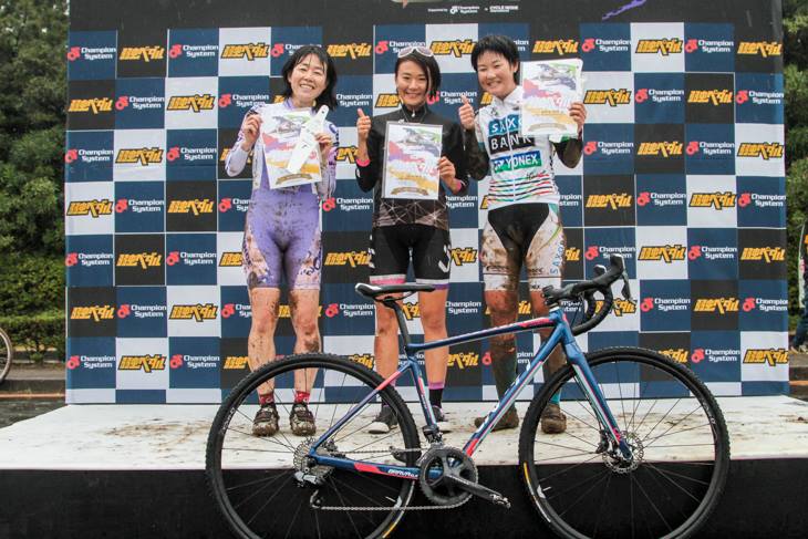 CL1表彰台。武田和佳(Liv)が中央に立った