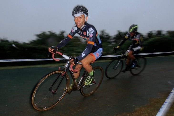 池本真也(和光機器)と松本駿(TEAM SCOTT)が前を追いかける