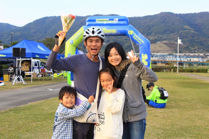 無事完走したお父さんに花束を贈ったお子さんたち。素晴らしい家族愛です!