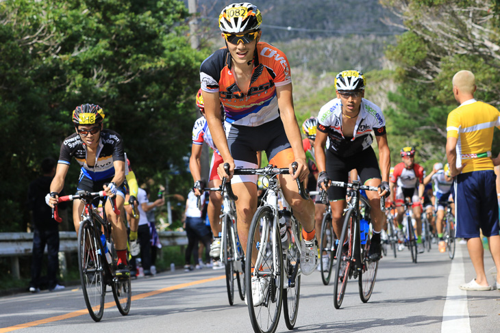市民140km 普久川ダムを越える優勝者の横塚 浩平(オーベスト)