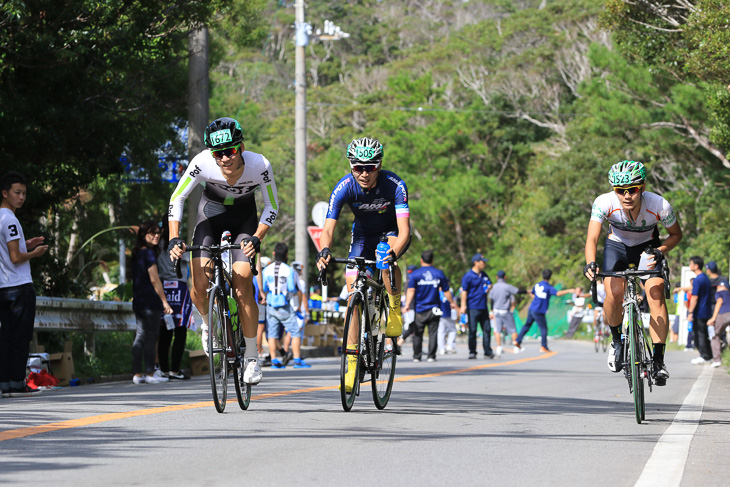 市民レース100km アンダー39 抜けだした3人が先頭で普久川ダムを越える。中央が齋藤和輝さん(多摩ポタ)