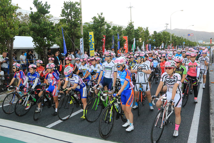 スタートラインに並んだ市民レディースレース50km