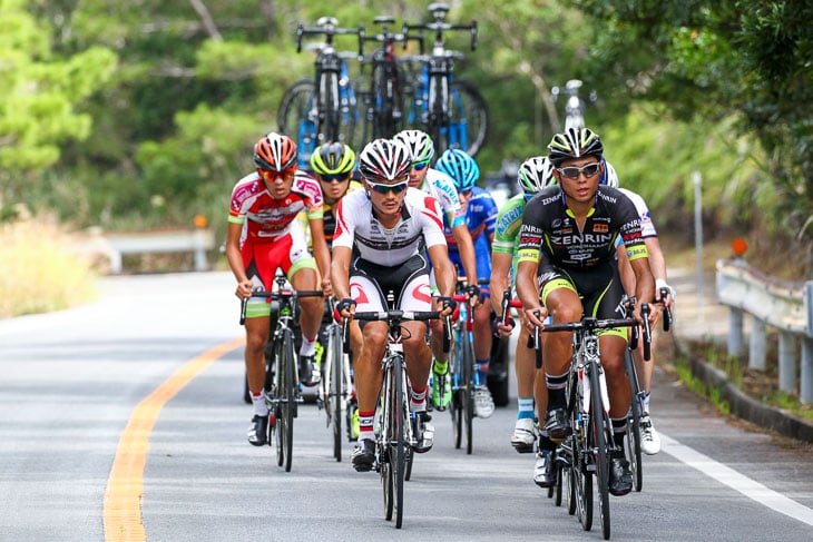 チャンピオン210km　逃げ続ける先頭9人、高江にて