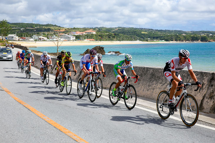 2015年ツール・ド・おきなわ チャンピオン210km　海岸線を逃げ続ける先頭集団（慶佐次にて）