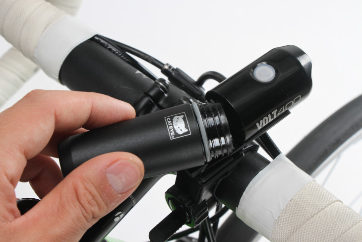ライト本体を自転車に装着したままでも、バッテリーの交換ができるようになっている