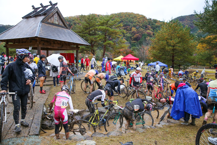 パターゴルフ場を流れる小川が堰き止められて洗車場に