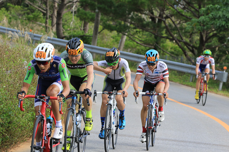 高岡亮寛(イナーメ信濃山形)、青木峻二(ウォークライド) 、白石真悟(シマノドリンキング)、井上亮(VCフクオカ)の4人が抜け出す