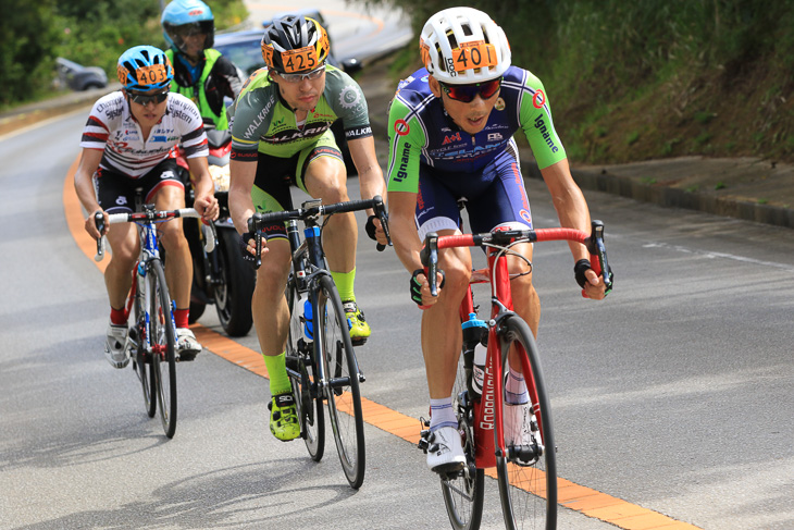 白石真悟がパンクで遅れ、3人になった高岡亮寛(イナーメ信濃山形）のリードする先頭グループ