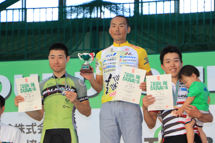 市民210km表彰　優勝した高岡亮寛(イナーメ信濃山形)、2位青木峻二(ウォークライド)、3位井上亮(VCフクオカ)