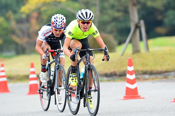 E1 2組目　レース中盤を逃げ続けた石原悠希（栃木県立真岡工業高等学校自転車競技部）と佐々木貴則（SEKIYA）