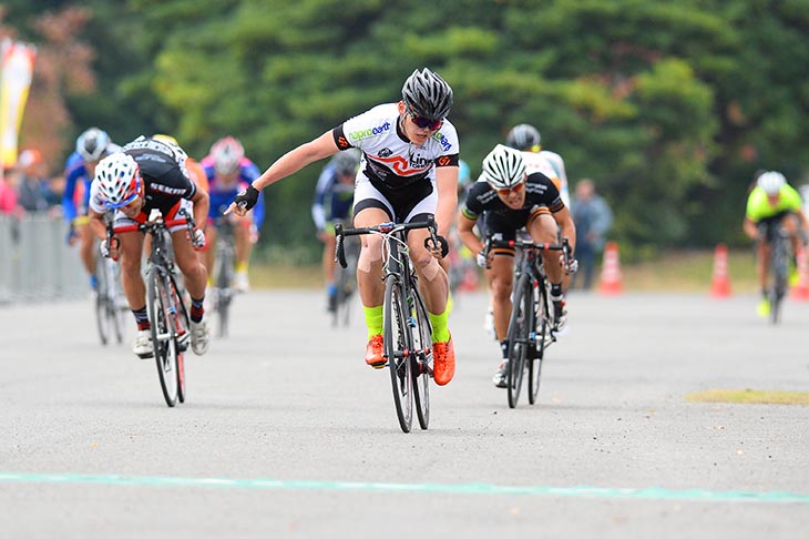 E1 2組目ゴールスプリントを制した渡邉正光(Link TOHOKU)がポイントで並んで優勝