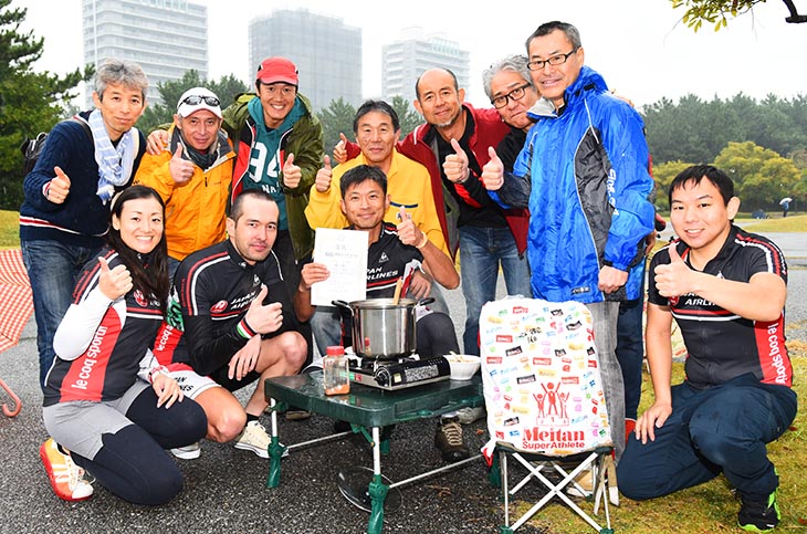 2時間チームの部に4チームが出場したJAL自転車クラブ　終了後の豚汁を囲んで