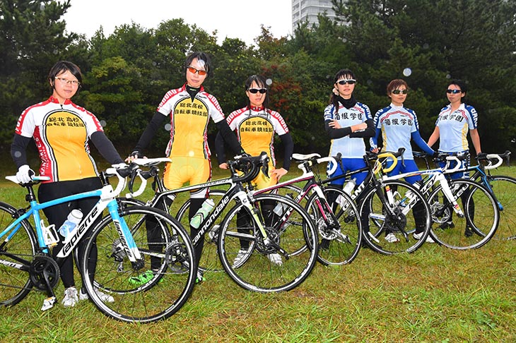 team AVUは6人で出場 ポーズはお気に入りのキャラクター?