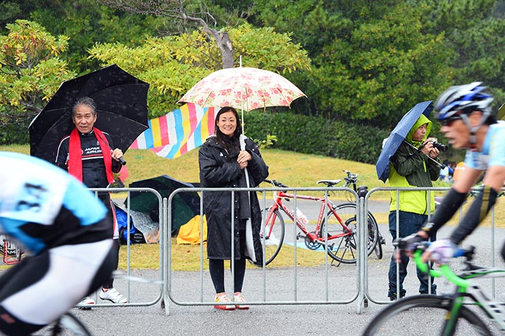 雨の中でもチームメートを応援