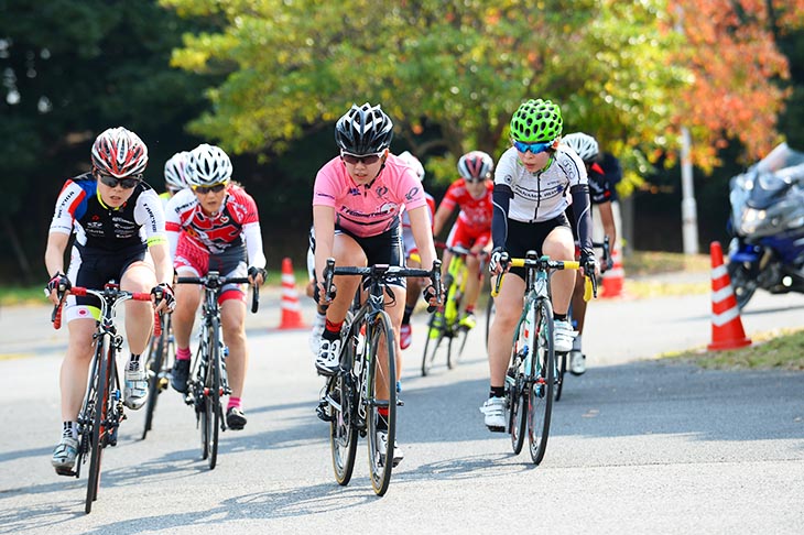 Fクラスタ リーダージャージの伊藤杏菜(Champion System Japan)が集団のペースを上げようとするが足並みが揃わない