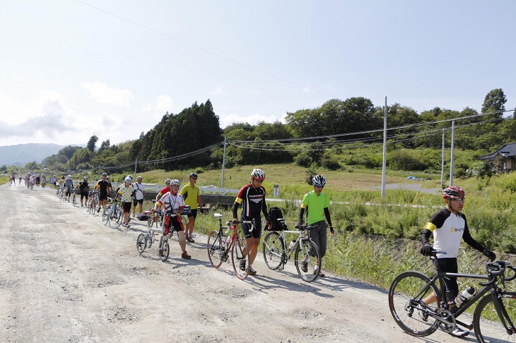 1年目は、アスファルトが剥がれた道を全員が自転車を降りて押して歩きました。