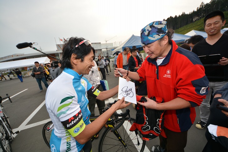 参加者に快くサインをする片山右京ツールド三陸応援団長