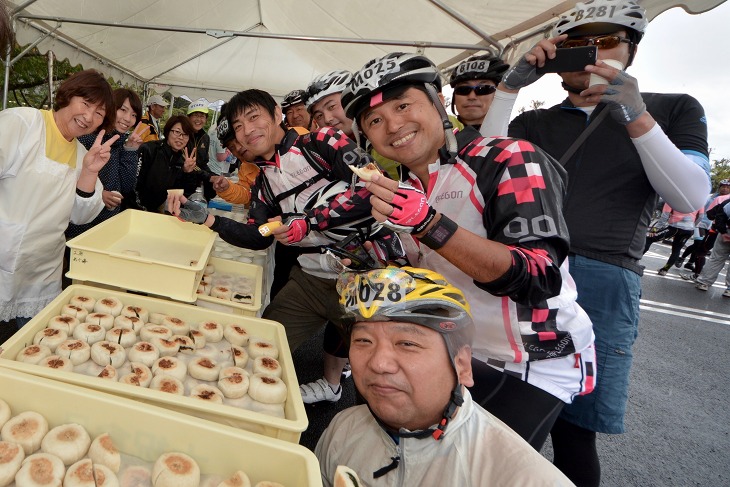 陸前高田名物のおやき「めぐ海焼き」が今年もエイドステーションで配られました。