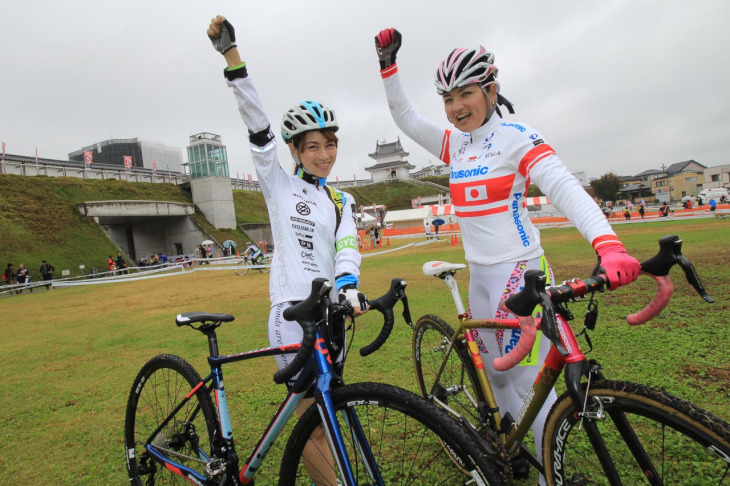 シクロクロスに挑戦する水越ユカさんと、全日本王者の豊岡英子選手（パナソニックレディース）